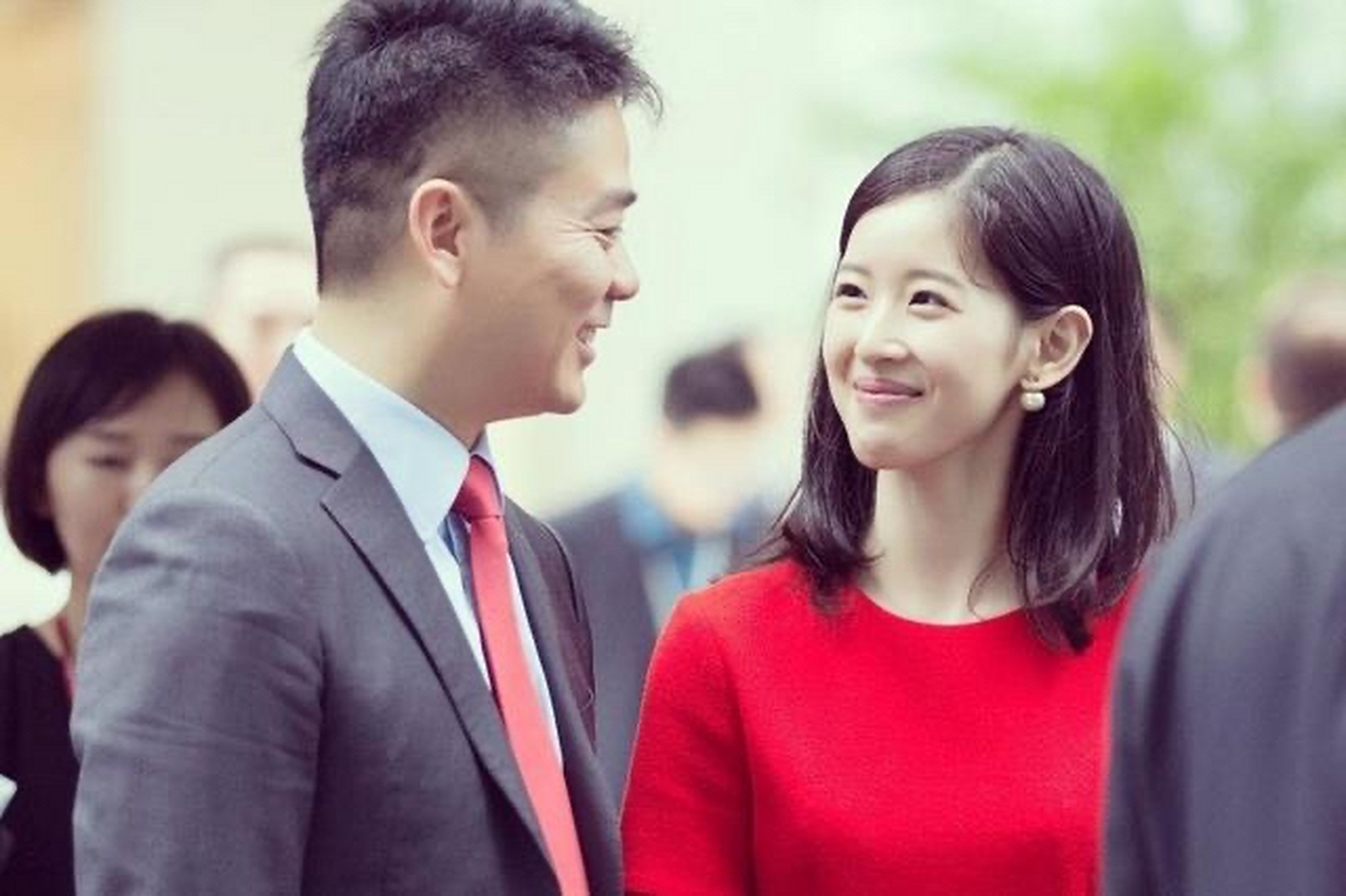 现在刘强东和奶茶妹妹章天泽结婚了,京东也不可能改名为"泽东"