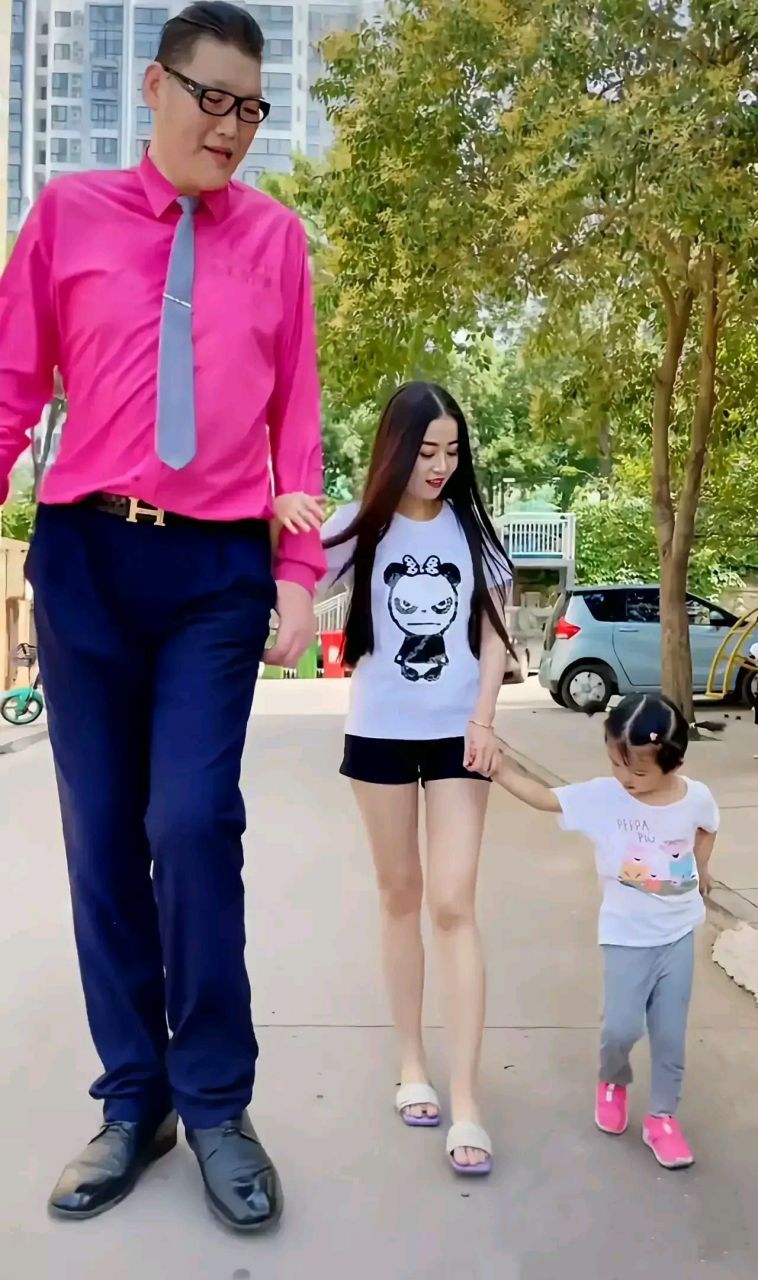 55米的李七喜和"亚洲第一巨人"的爱情一直以来颇受外界关注,如今已经