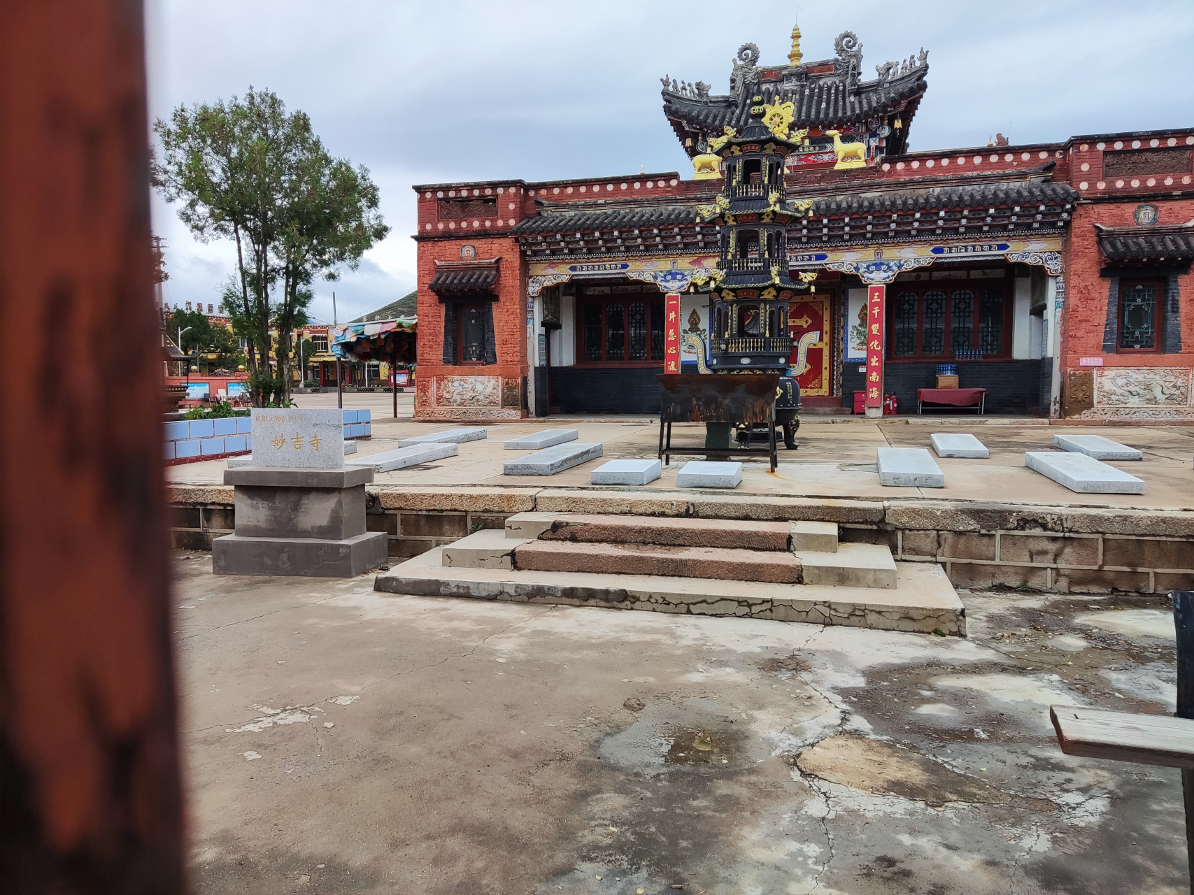 在辽宁朝阳喀喇沁镇,有一座妙吉寺,在当地是非常有名气的.