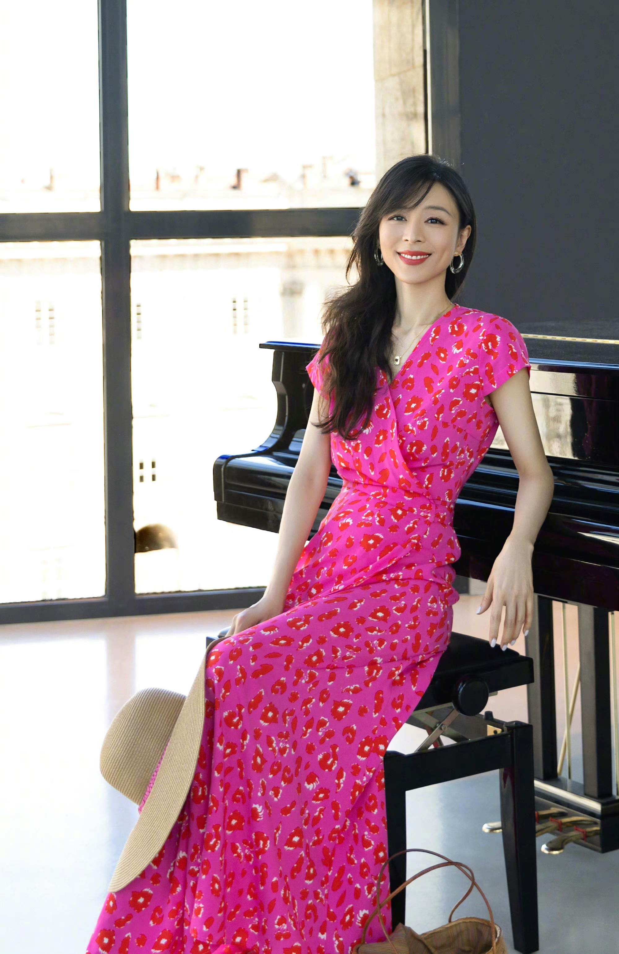 虽然我驾驭不了这款艳丽色彩的长裙子,但