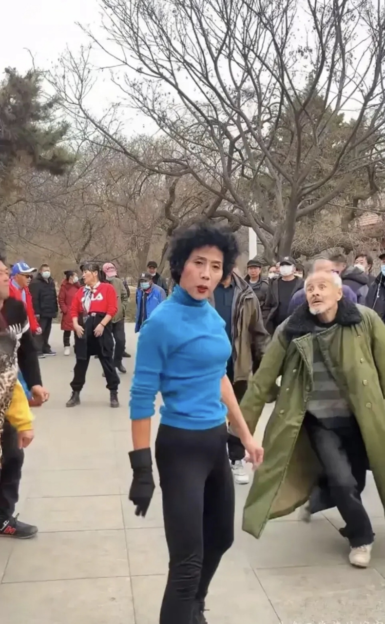 辽宁沈阳,劳动公园群魔乱舞的现象被大力治理,这样的治理引起了公园内