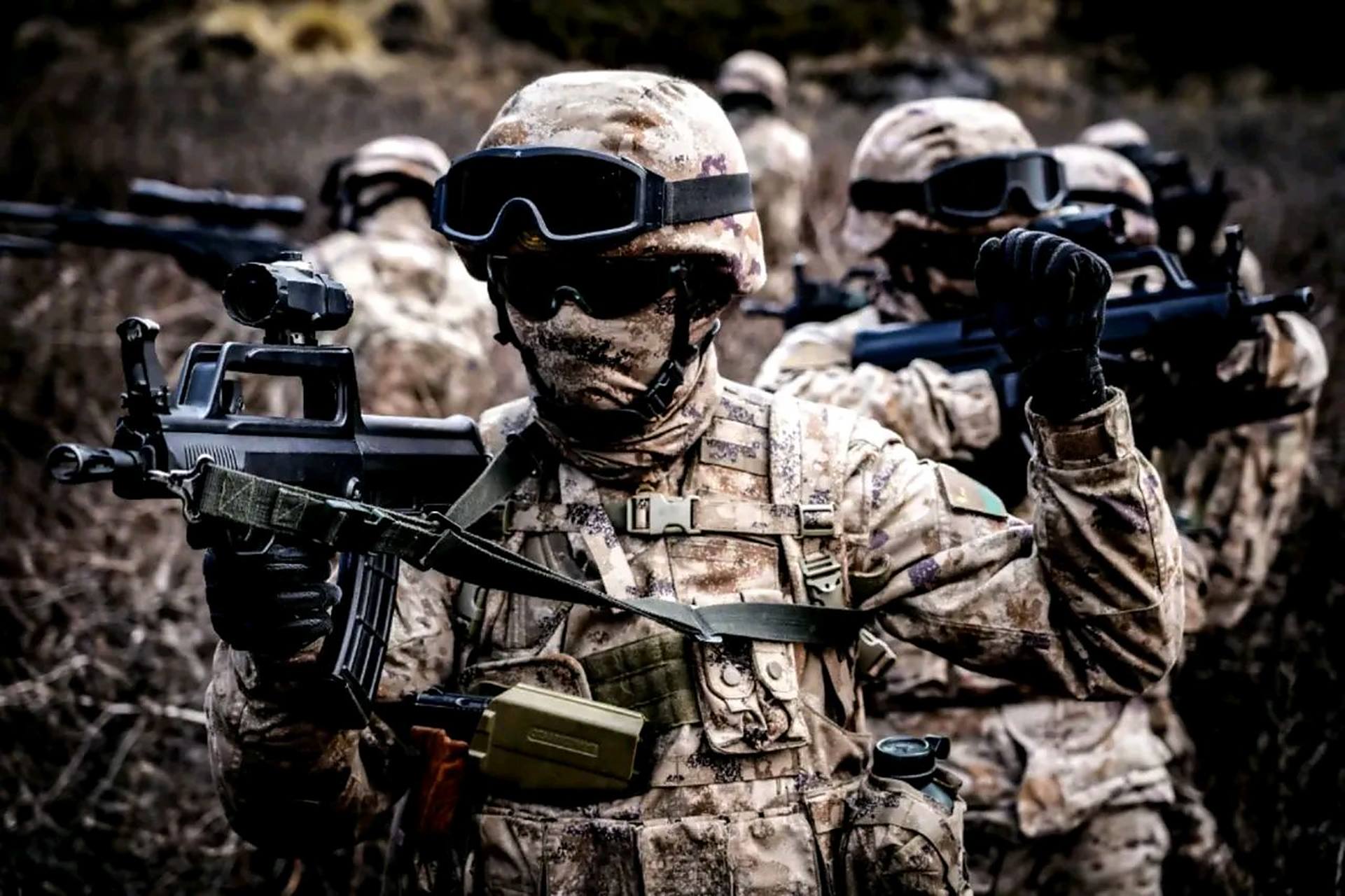 好炫酷的装备,如果没有看到95式突击步枪,大多数军迷还真不会认为这是