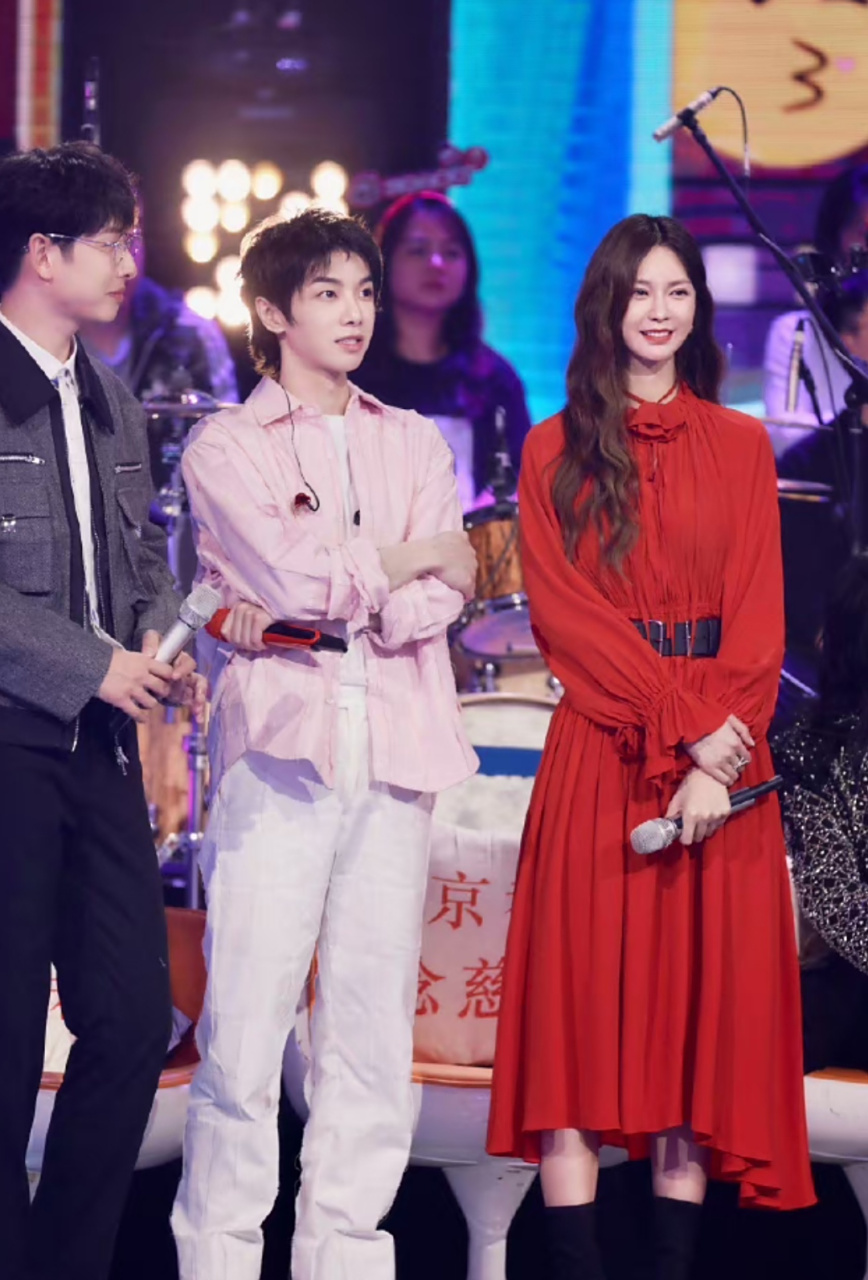 沈梦辰和华晨宇一起录节目,她穿上高跟鞋都和花花一样高了,个头真是不