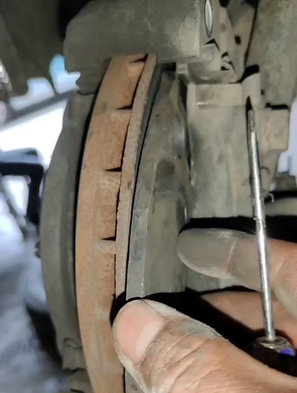 修车师傅说看你的刹车盘都磨成啥了,都铁磨铁了,再不换你是一点都刹不