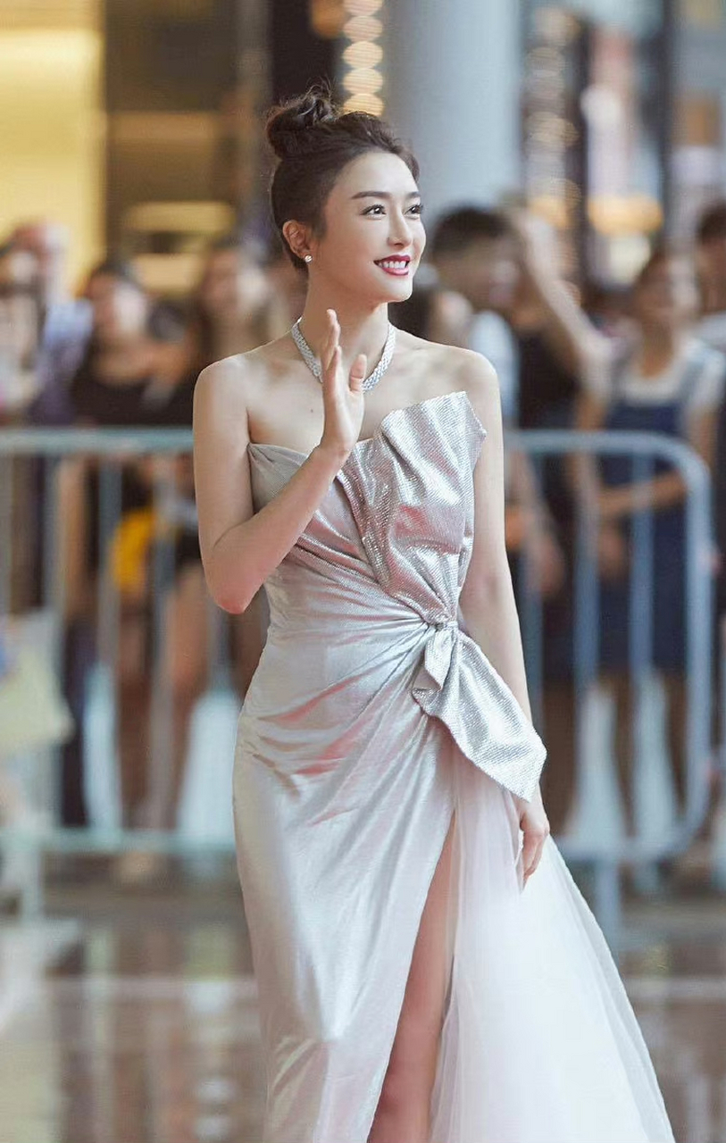 明星穿搭# #秦岚#  秦岚一袭银色抹胸开叉裙,又仙又美.