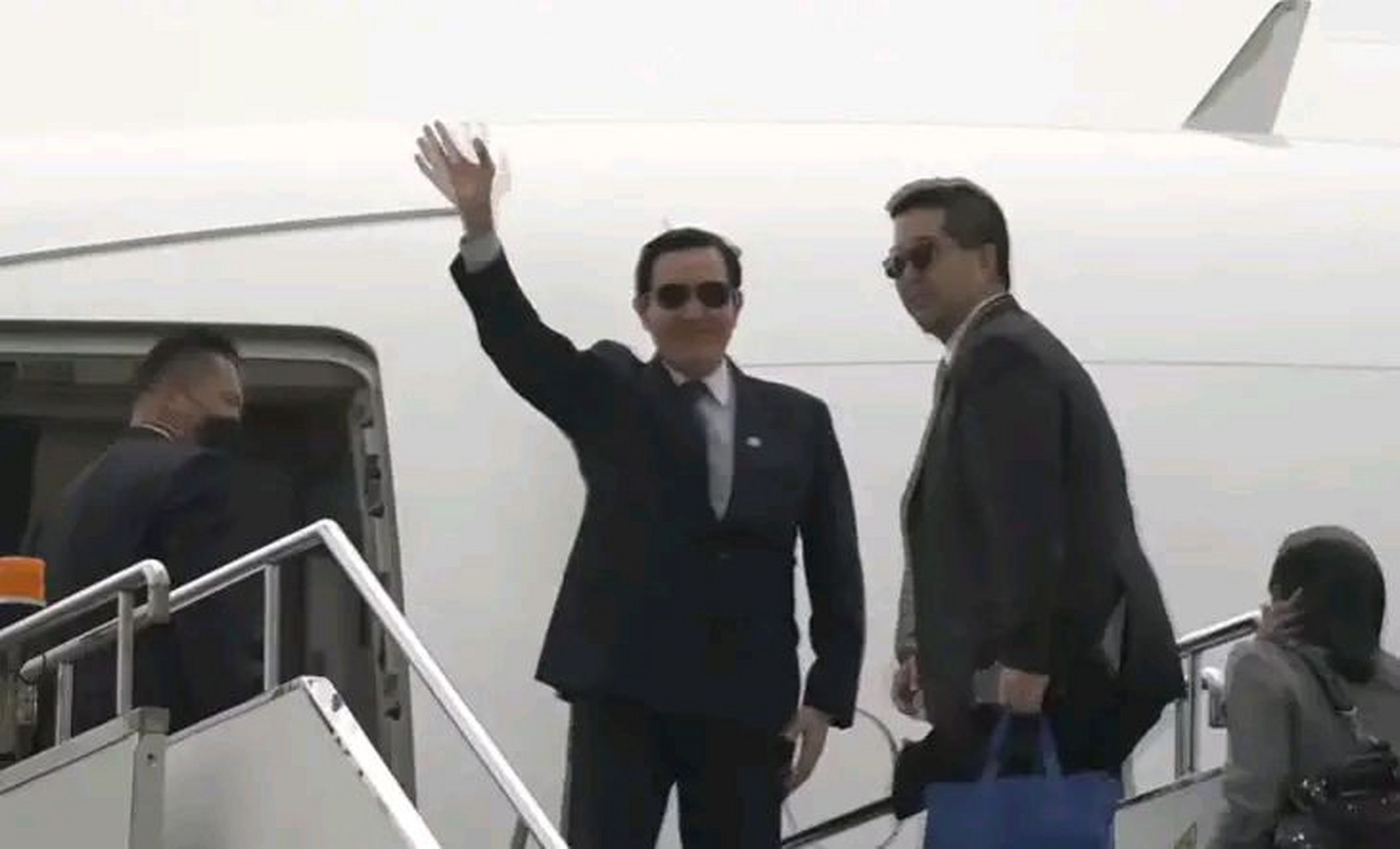 回去了,估计心里肯定百感交集,五味杂陈,本可以青史留名,如今不置可否