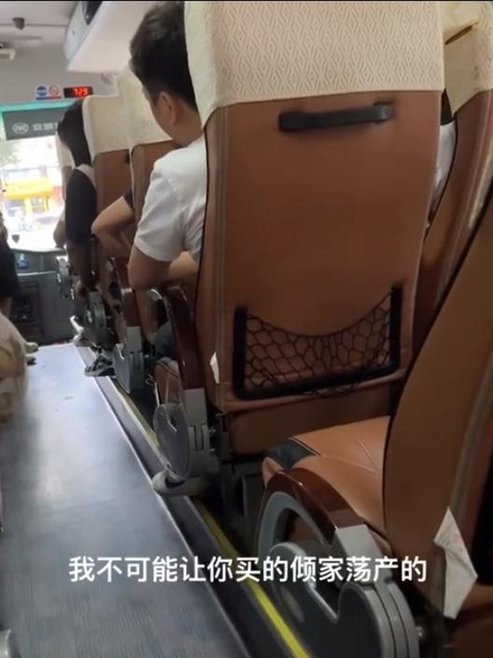 云南昆明,有女子发帖爆料称,自己四人报团旅游,然而因为不想按照导游