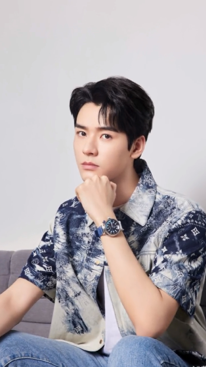 俊俊子～时间走向,落于腕间.路易威登tambour street dover 腕表