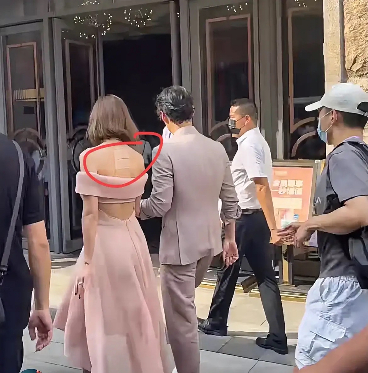 张歆艺后背上是有纹身吗?