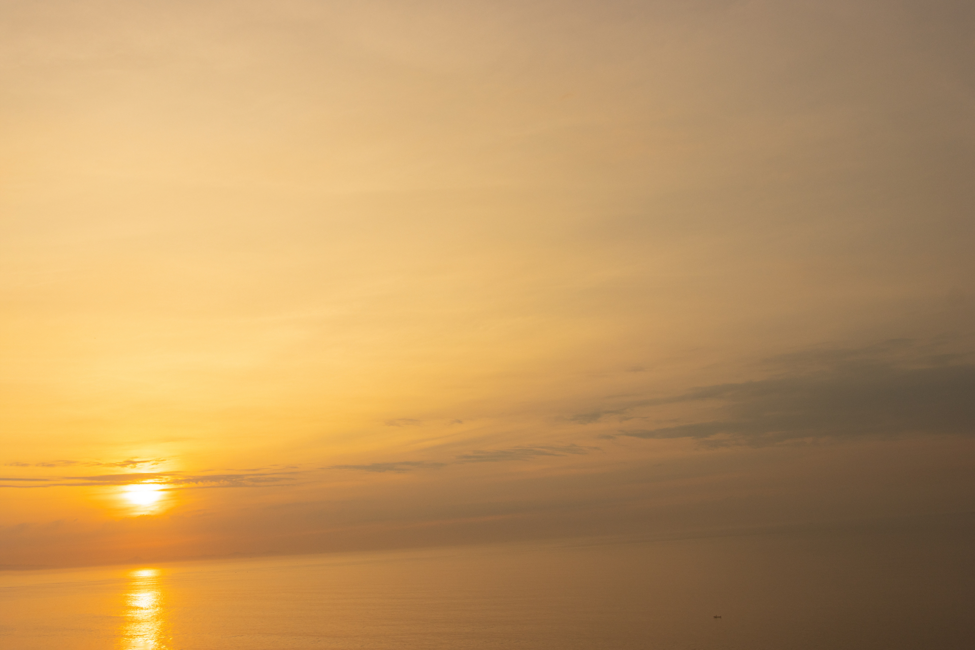 爱一个人会约束自己的行为,会为了对方主动拒绝暧昧,就算外人使出浑身