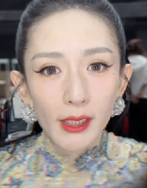 谢娜告别《浪姐4》,下巴歪斜,缩腮凸嘴像巫婆,网友:心疼张杰