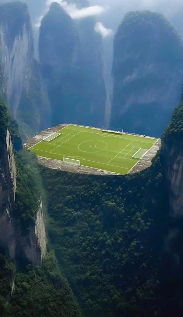 建在大山里的足球场,估计很费球…… #足球# #国足# #千粉冲刺赛