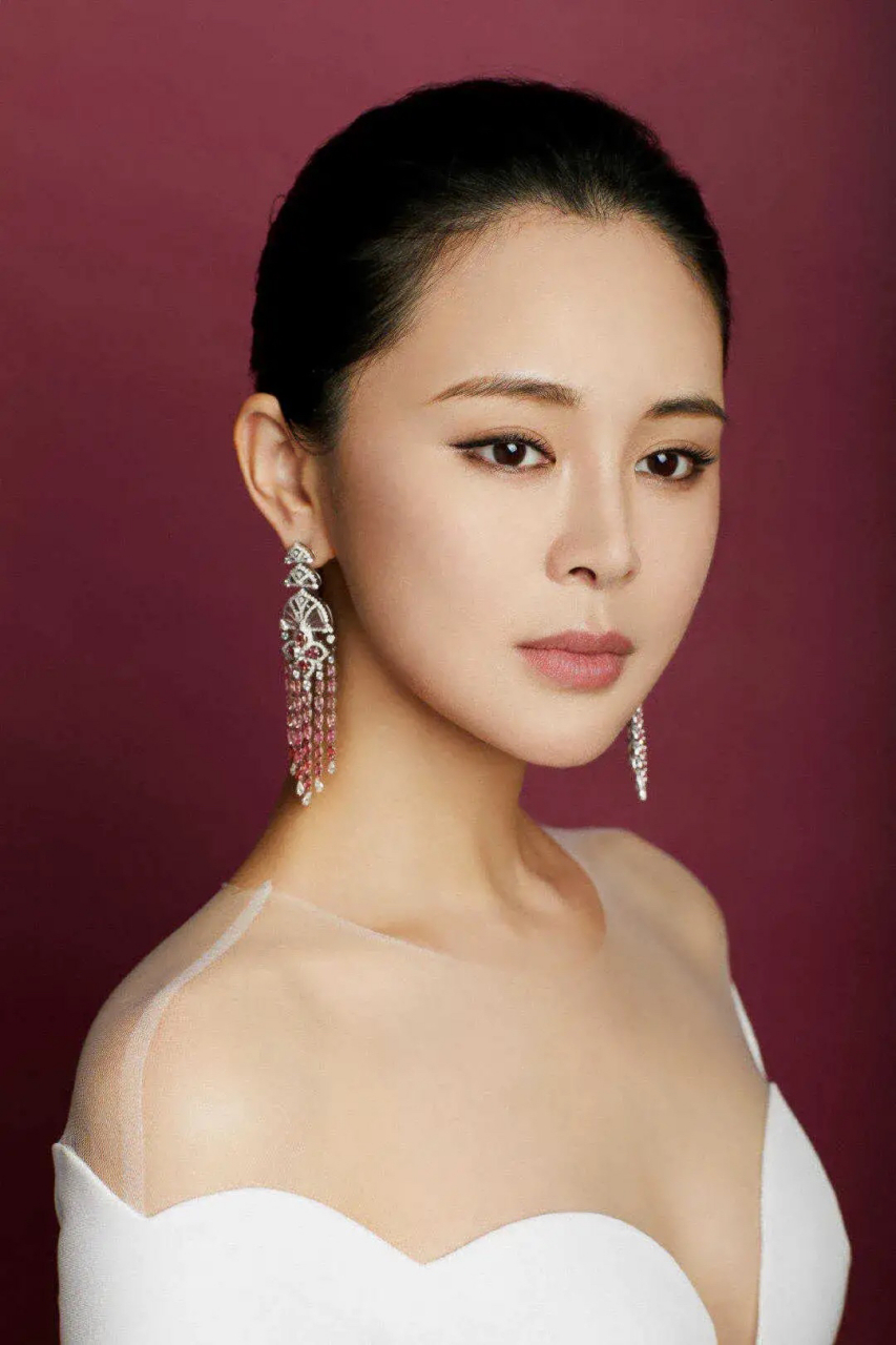 外形清新甜美的关悦,有着极强的可塑性,被誉为"百变才女".