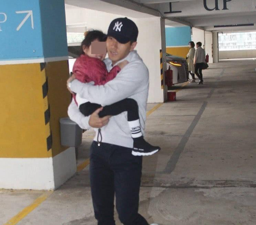 曝光杨幂醉酒照片?吸引了很多小鲜肉的目光,最终落在了大叔身上