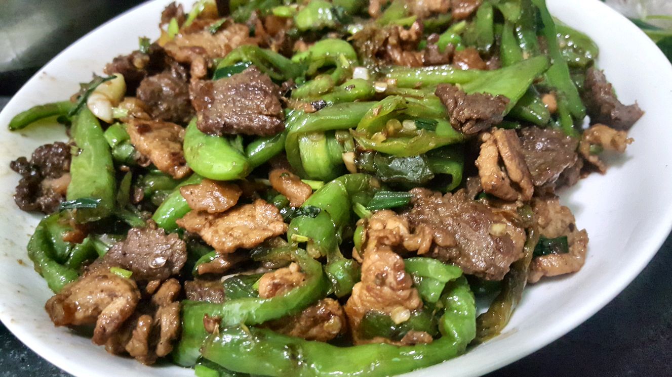 初夏,趁着辣椒还嫩嫩的不辣的时候,多炒牛肉给青少年吃,营养好