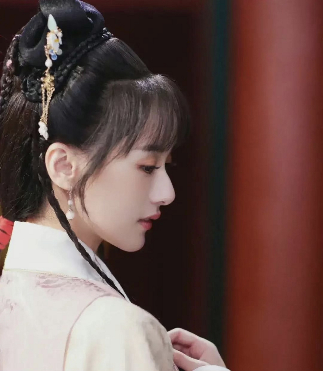 袁冰妍是好看的,侧脸与眉眼都和赵丽颖很像,怎么最近没怎么看到她的剧