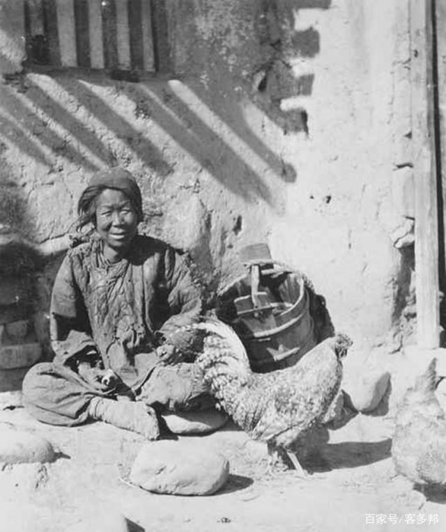 清末老百姓的生活:衣襟滥搂者随处可见,图8为木箱中等死的女囚