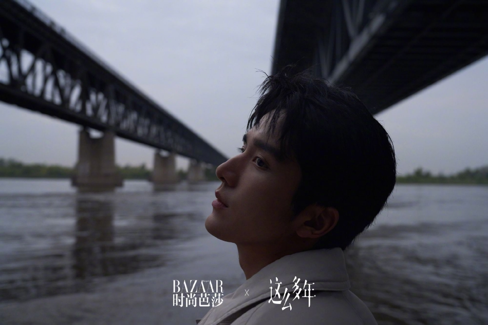 组图：张新成孙千合体拍甜蜜大片置身湖边相拥依偎CP感满分