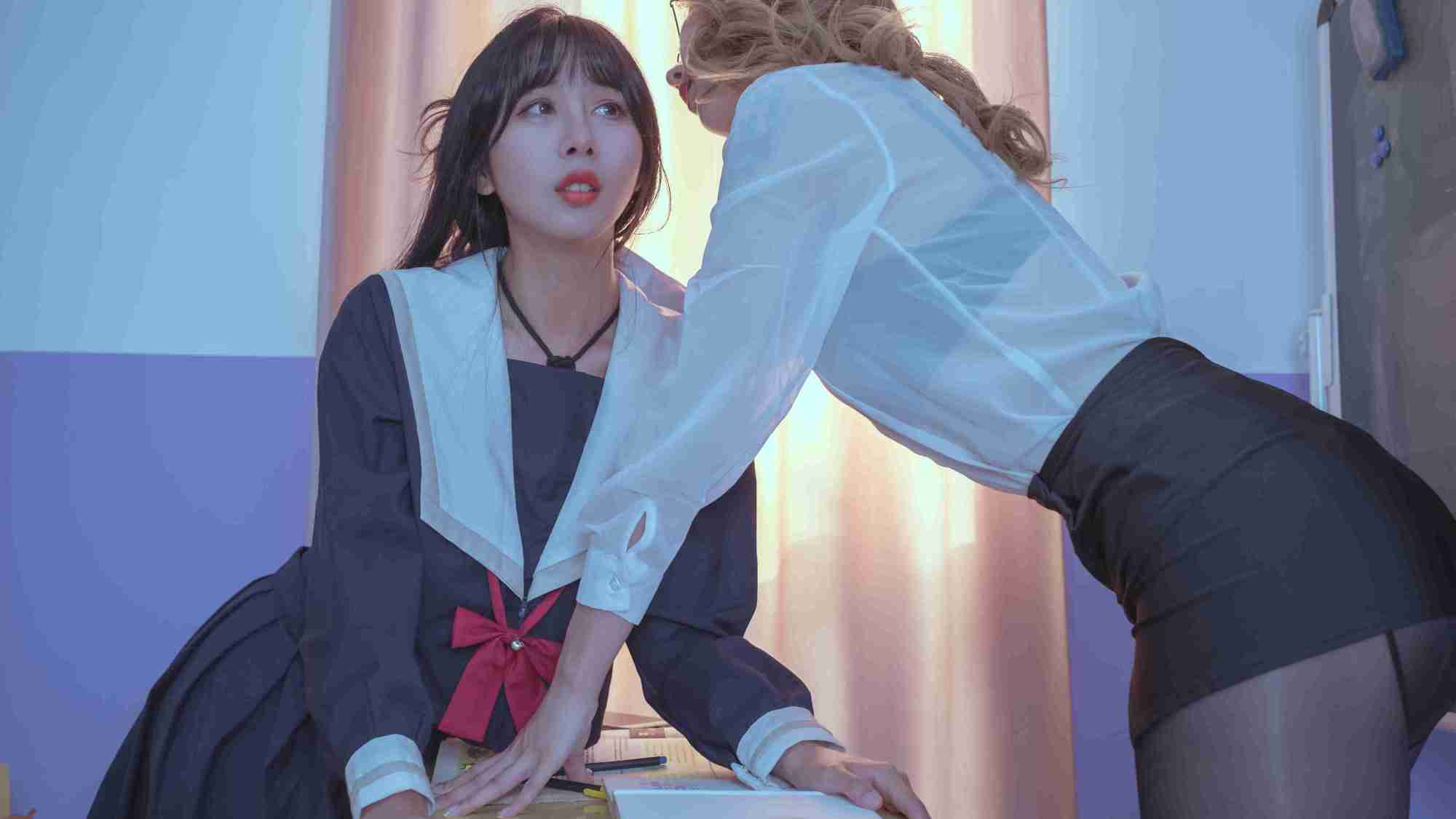 云溪溪cos图集分享，双人教室里面的学生与老师