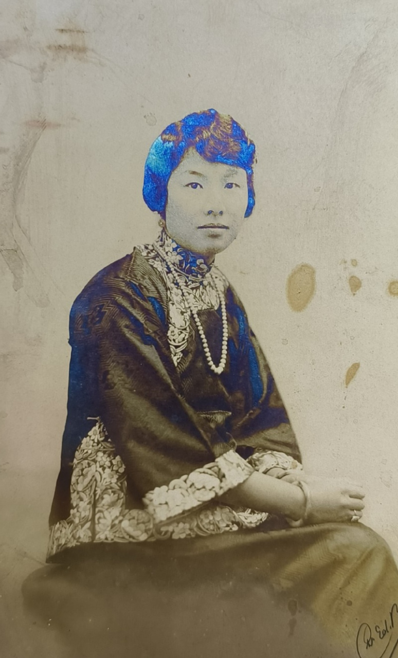 民国初年老照片～ 1924年～美女半坐照片.