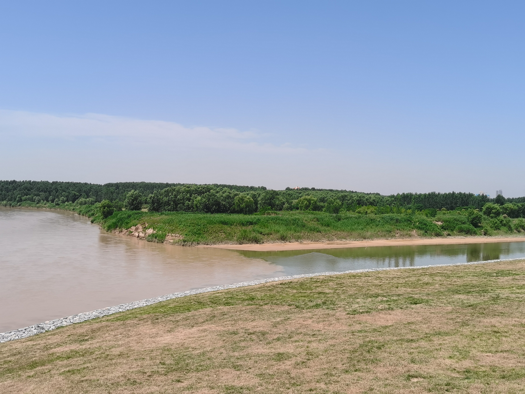 意思是泾河水清,渭河水浑,泾河的水流入渭河时,清浊不混.