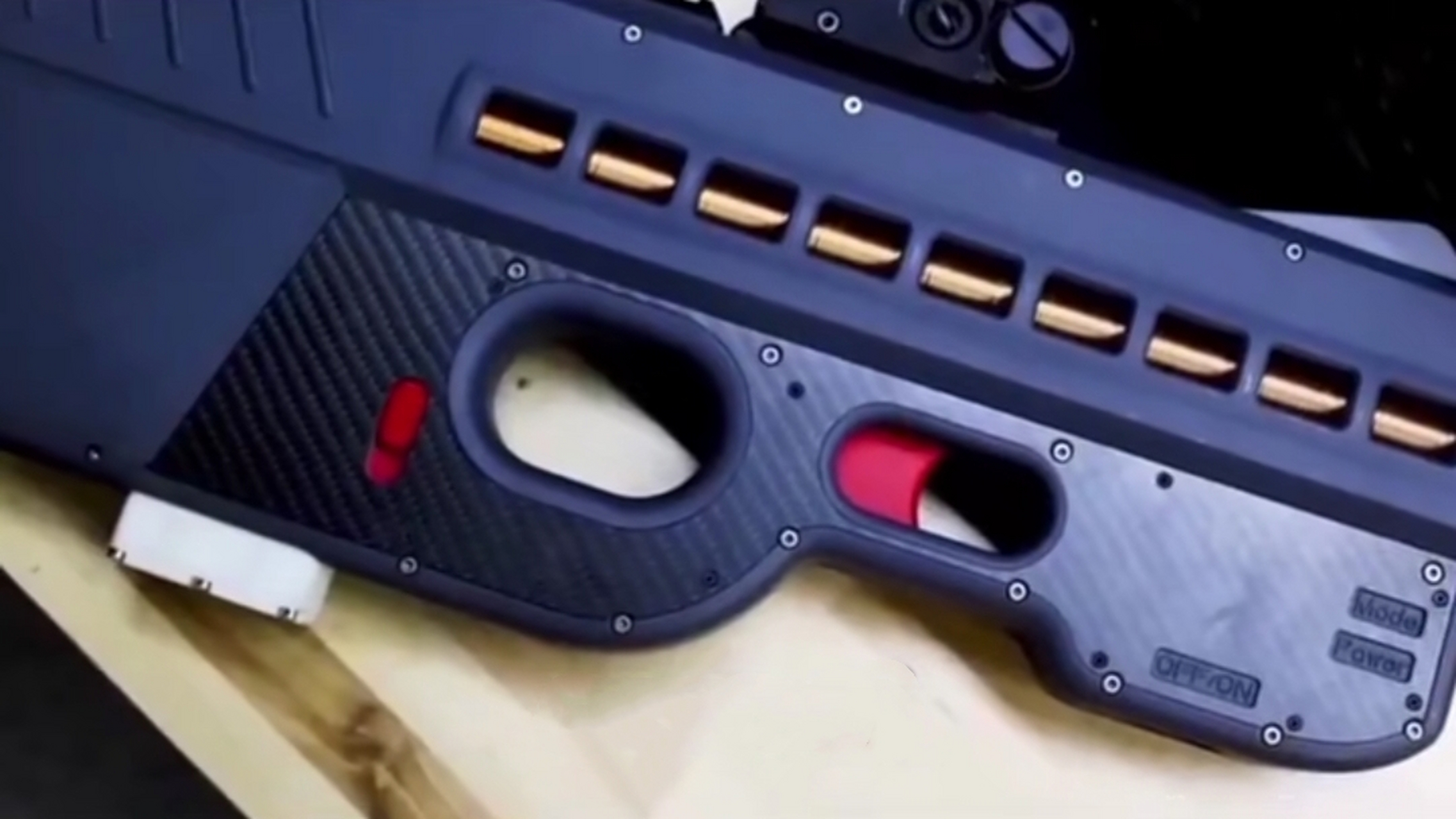 国产电磁枪,射速可达每分钟数千发,远超传统步枪每分钟几百发的射速,