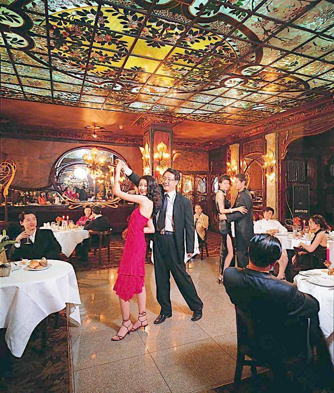 小丽莎去参加一个舞会,由于没有舞伴,只好干坐着,无聊极了.