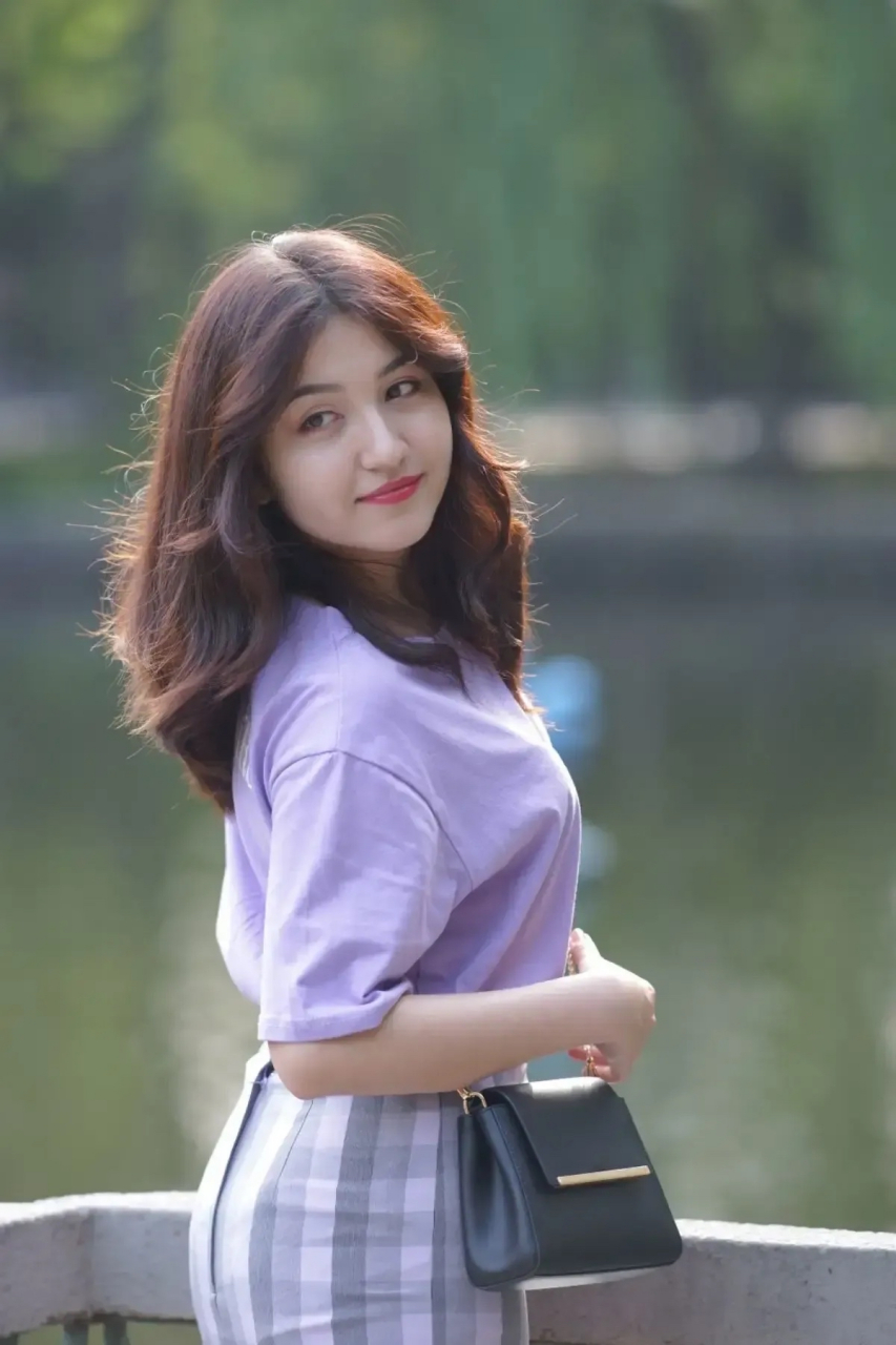 河南人娶维族姑娘的非常多,以至于新疆人把嫁给汉族的女孩起了一个