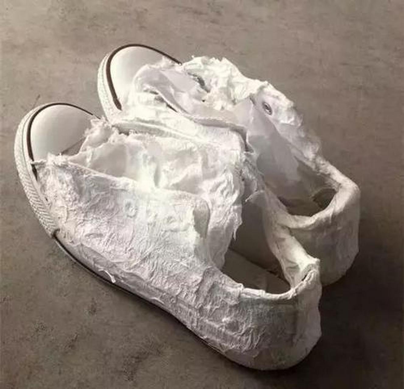 很多人在晾晒鞋子的时候会将洗干净的小白鞋用卫生纸包裹住整个鞋面