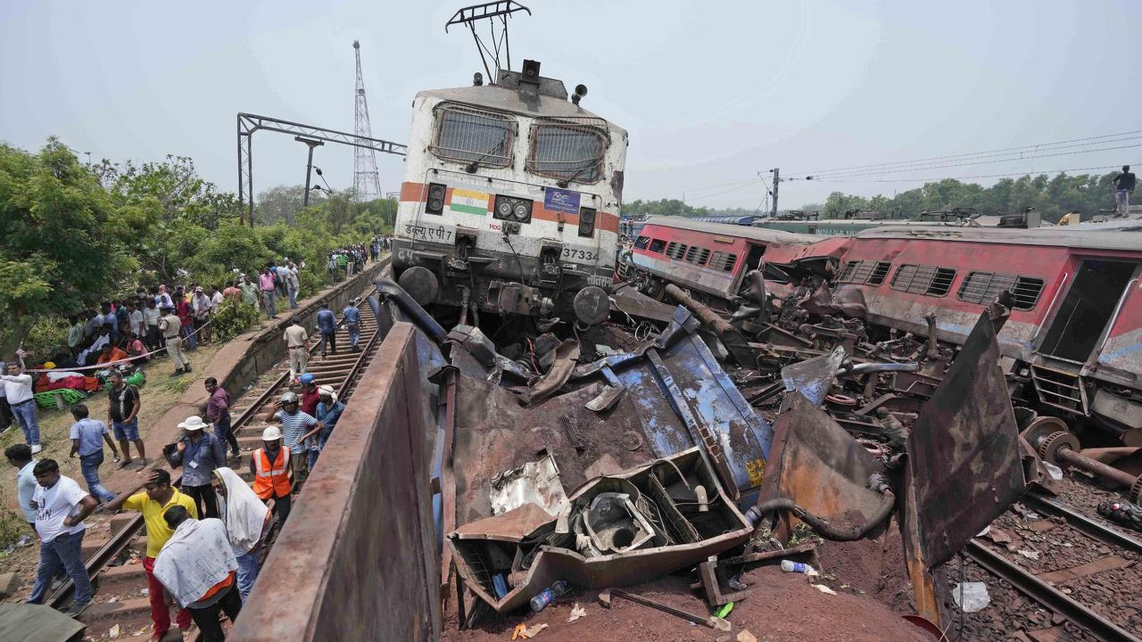 印度火车脱轨重大事故最新统计:印度火车脱轨造成280多人死亡,约900人