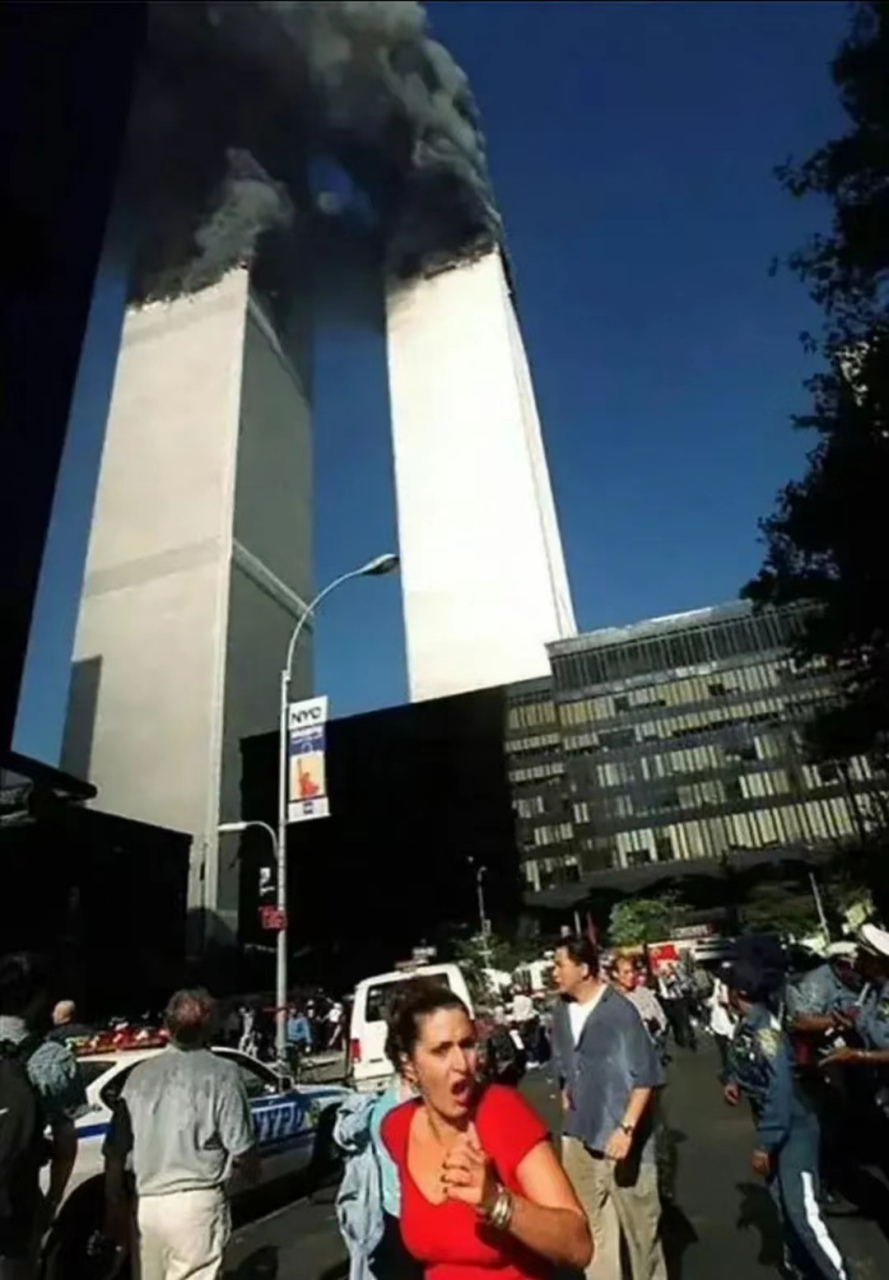 2001年,911事件的地面视角,人们慌张惊恐地四散逃跑时的场景.
