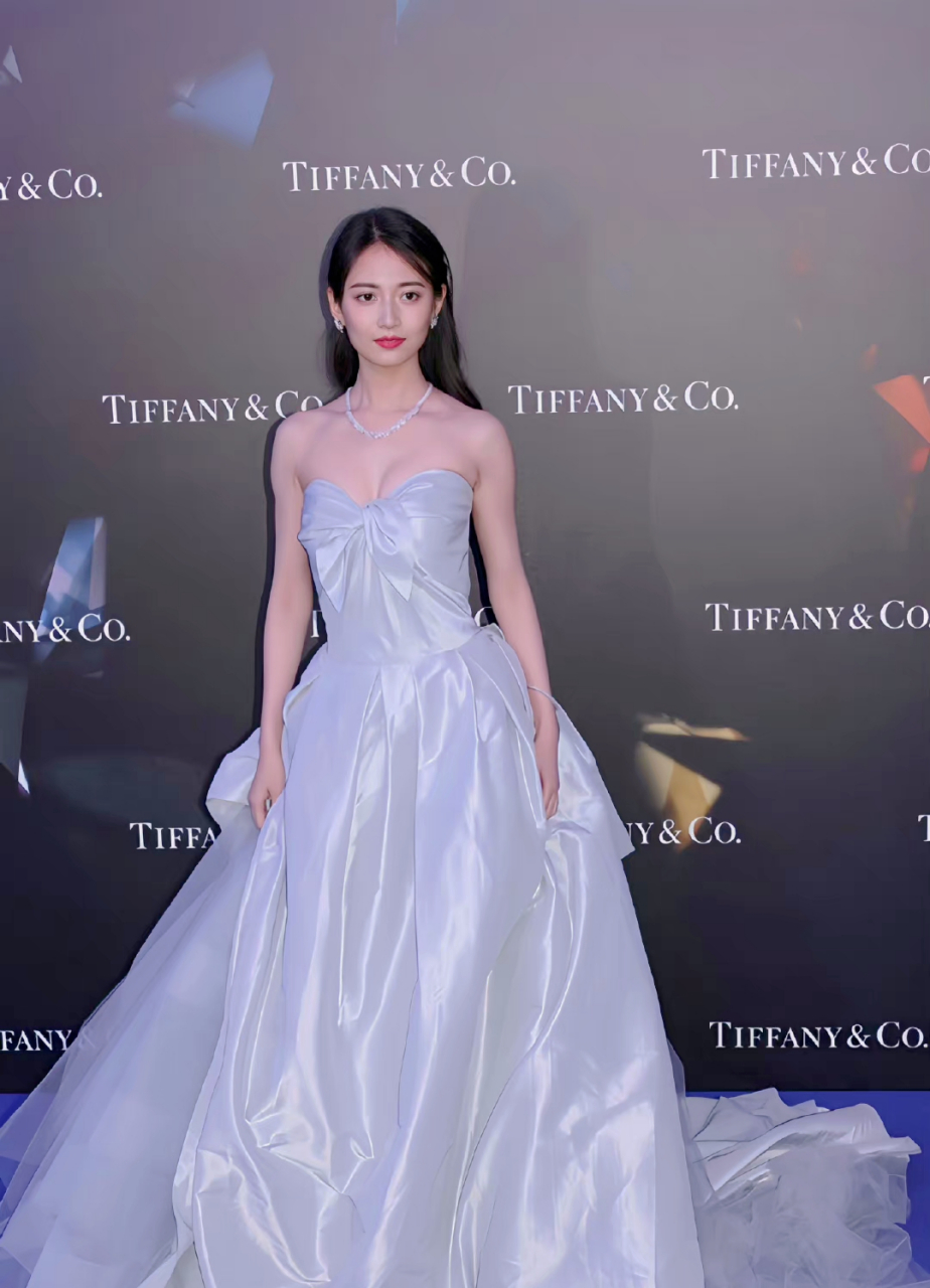 陈钰琪活动现场生图,这气质可真不一般,大家觉得她怎么样呢 #陈钰琪超