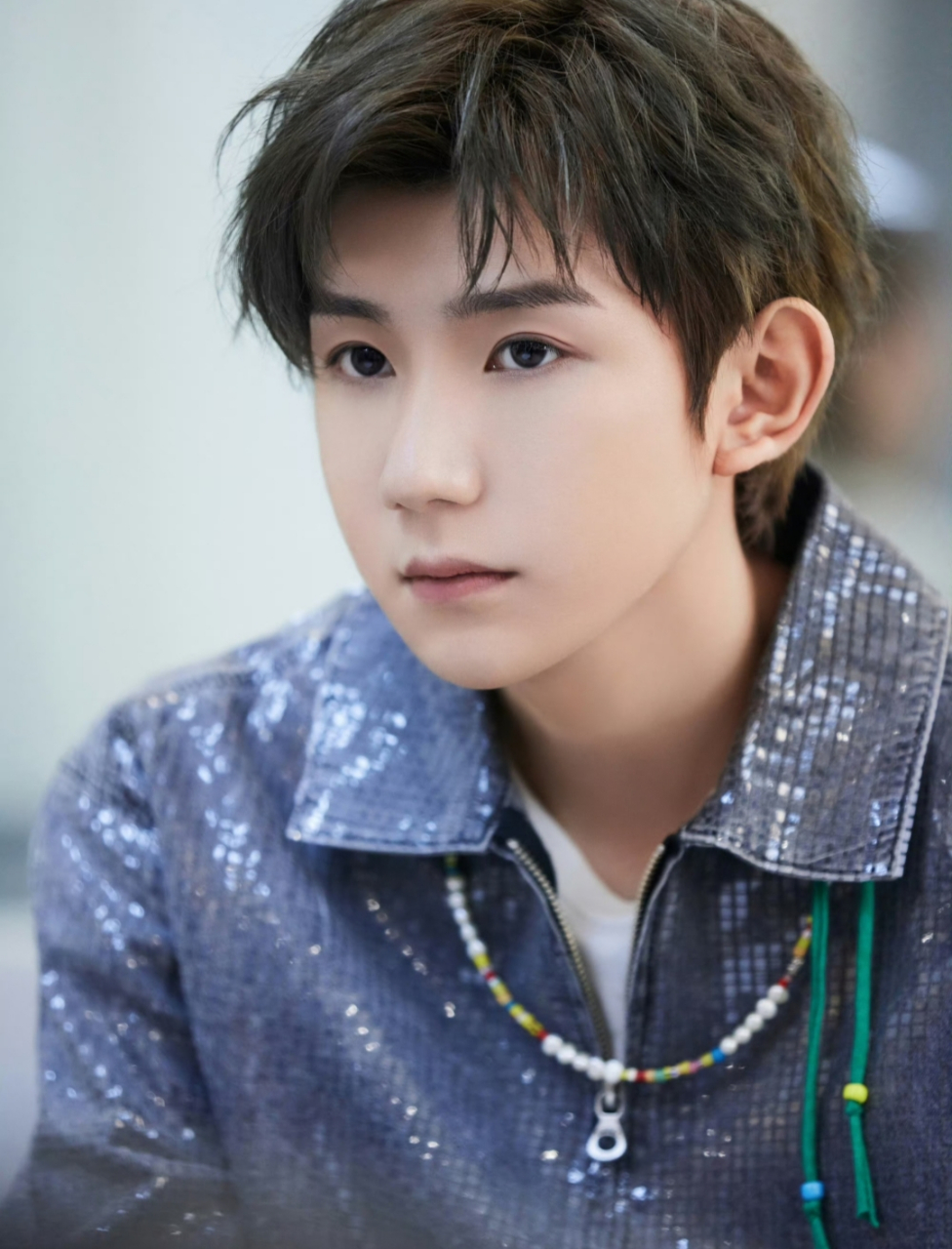 王源帅照来袭,一身blingbling蓝色套装,帅气阳光少年一枚#明星写真