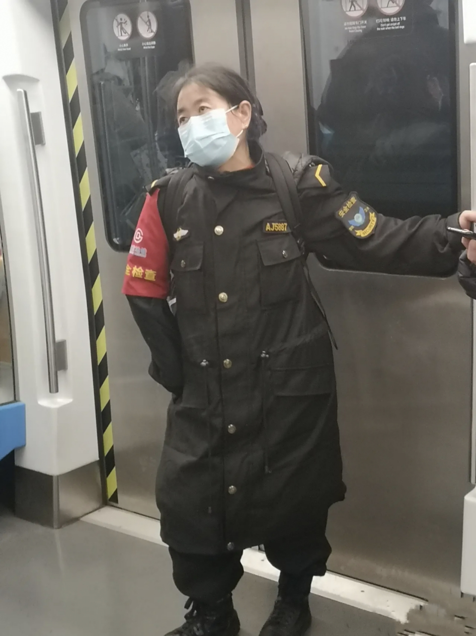 可以看得出来,这位地铁安检员姐姐真的很累很累,据说北京地铁安检员