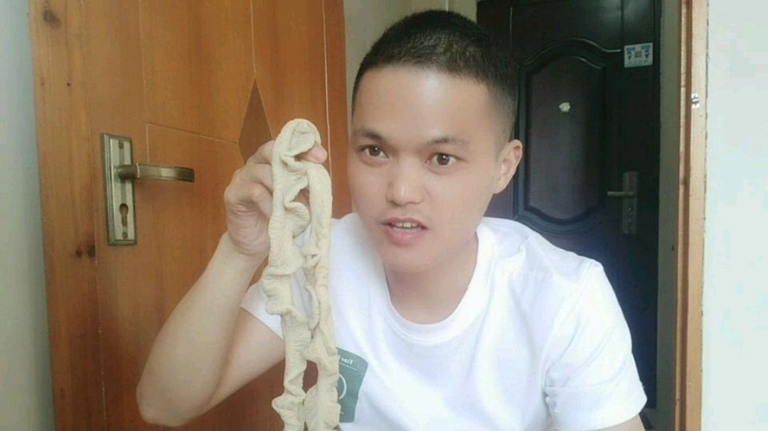 湖南正宗湘菜,爆炒肥肠,看看小伙怎么做的,方法特别简单