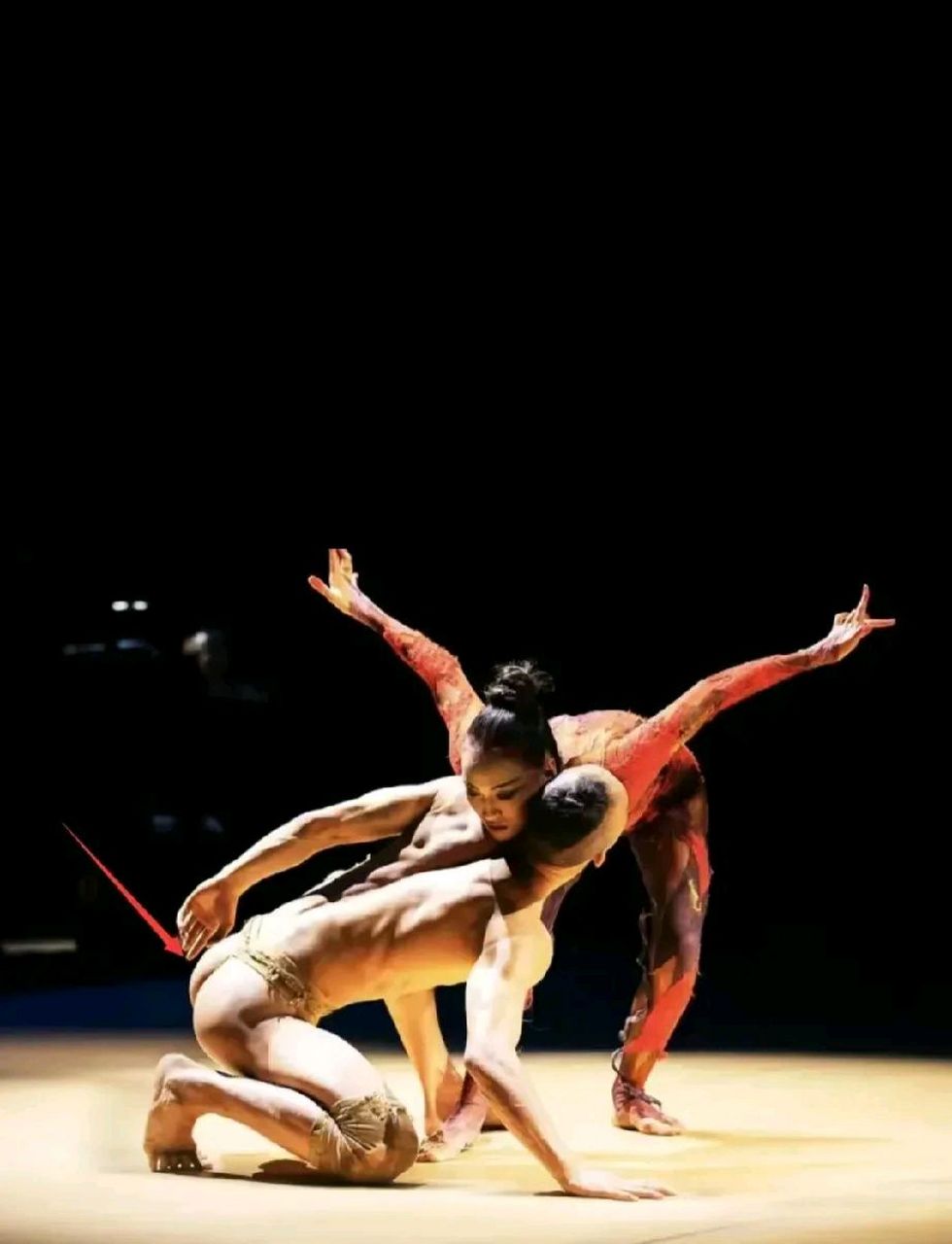 网爆害人,王迪从39楼跳下,我们应该反思,舞者以优美的肢体语言演绎