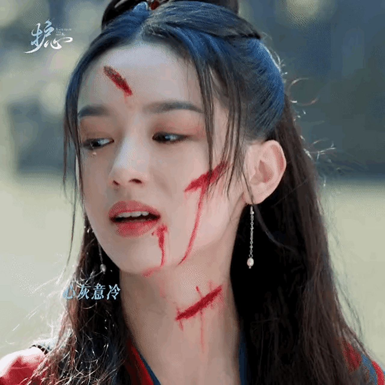 周也&任敏红衣哭戏,一个需要借助表情,一个没有表情全凭感情,完美演绎