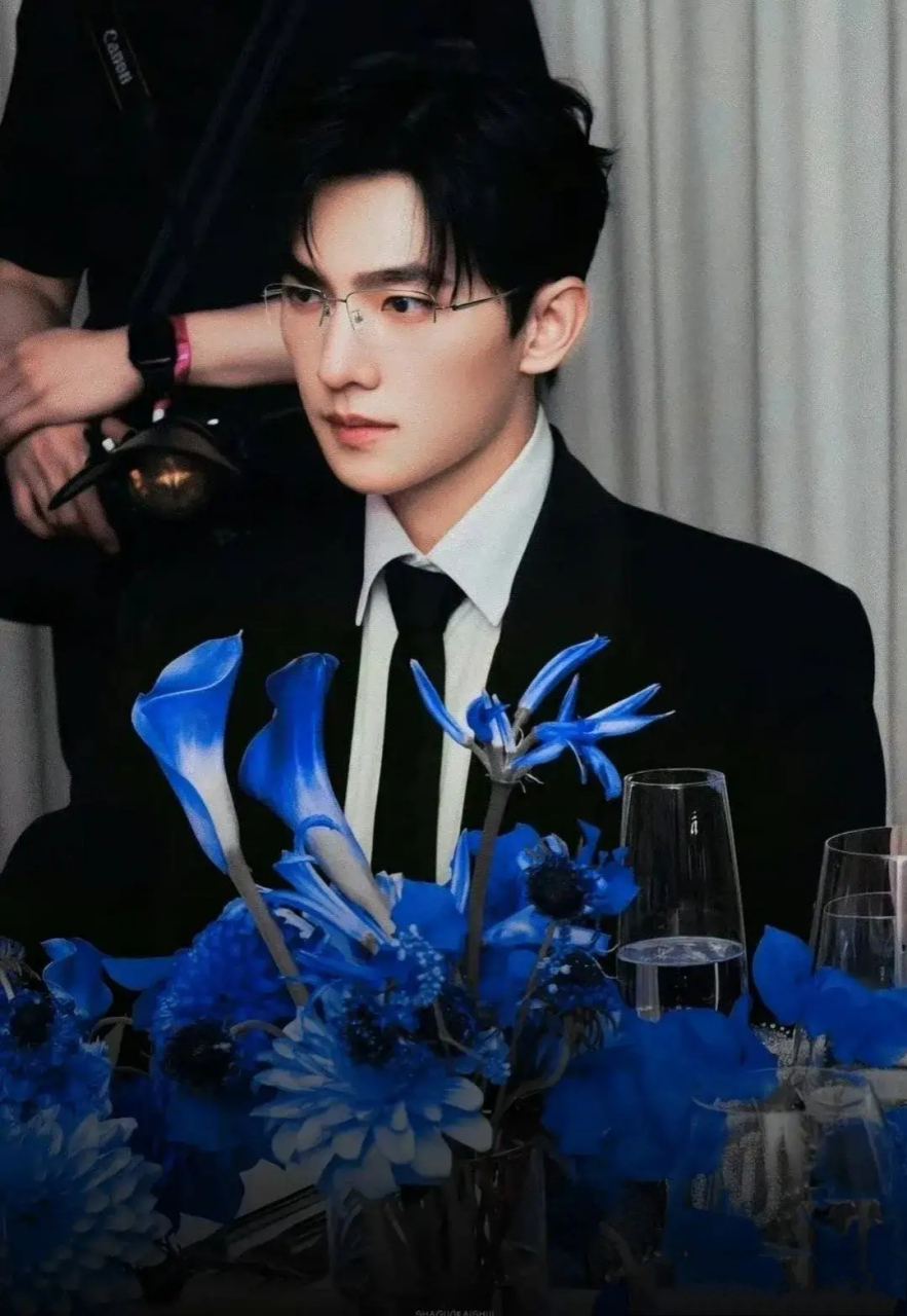 8月3日,明星化妆师吴淼 发文称自己特别喜欢杨洋,也见过本人.