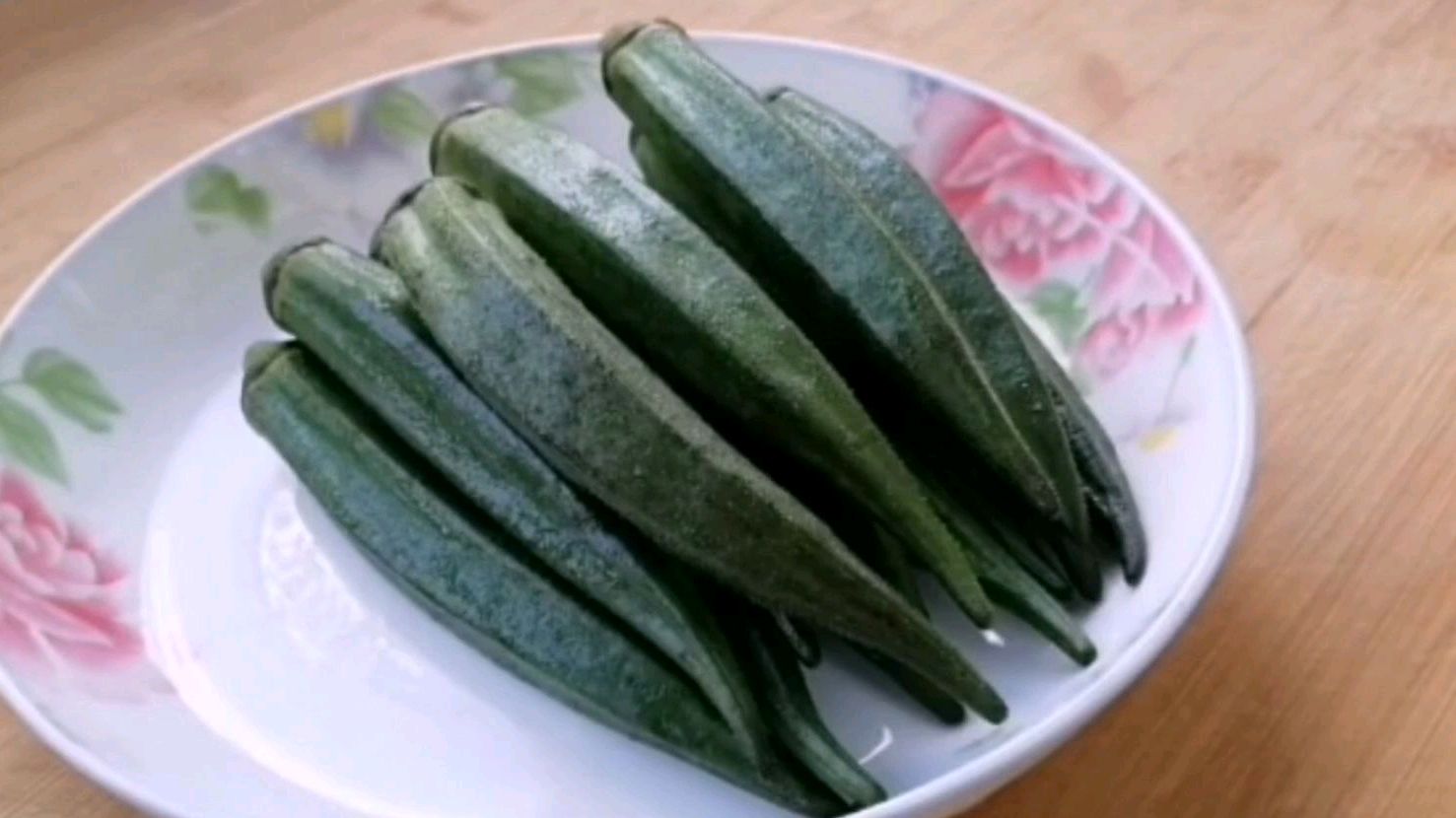 秋葵怎么炸才酥脆好吃 调糊是关键 大厨教你调糊技巧