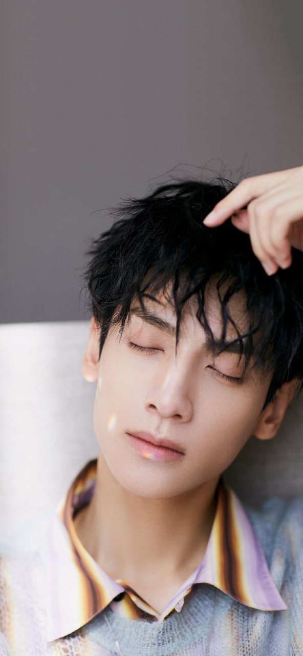 真正的帅哥才能承受住怼脸拍的照片,罗云熙就是如此,这么近距离的