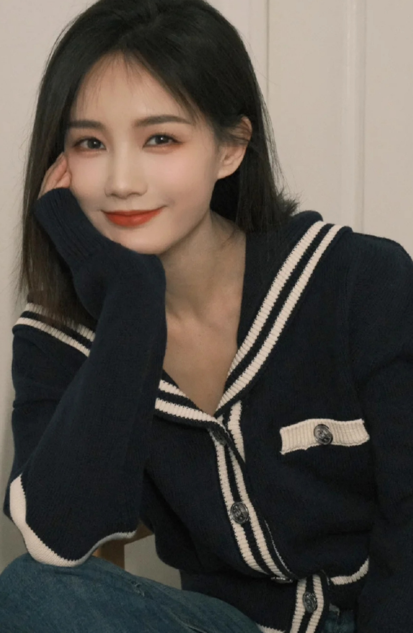 李一桐晒自拍比电视剧里好看,她的衣服都是休闲装,戴上圆眼镜文艺感