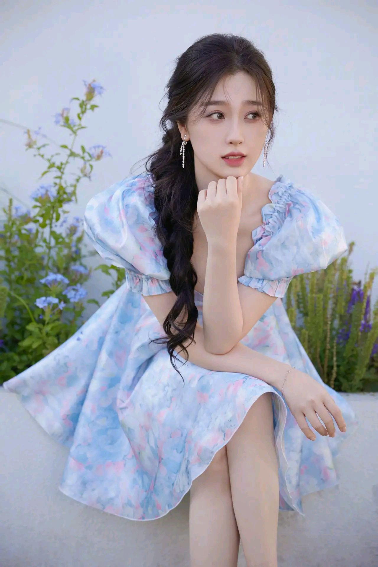 《每日一星》虞书欣一身碎花长裙勾勒出优越好身材