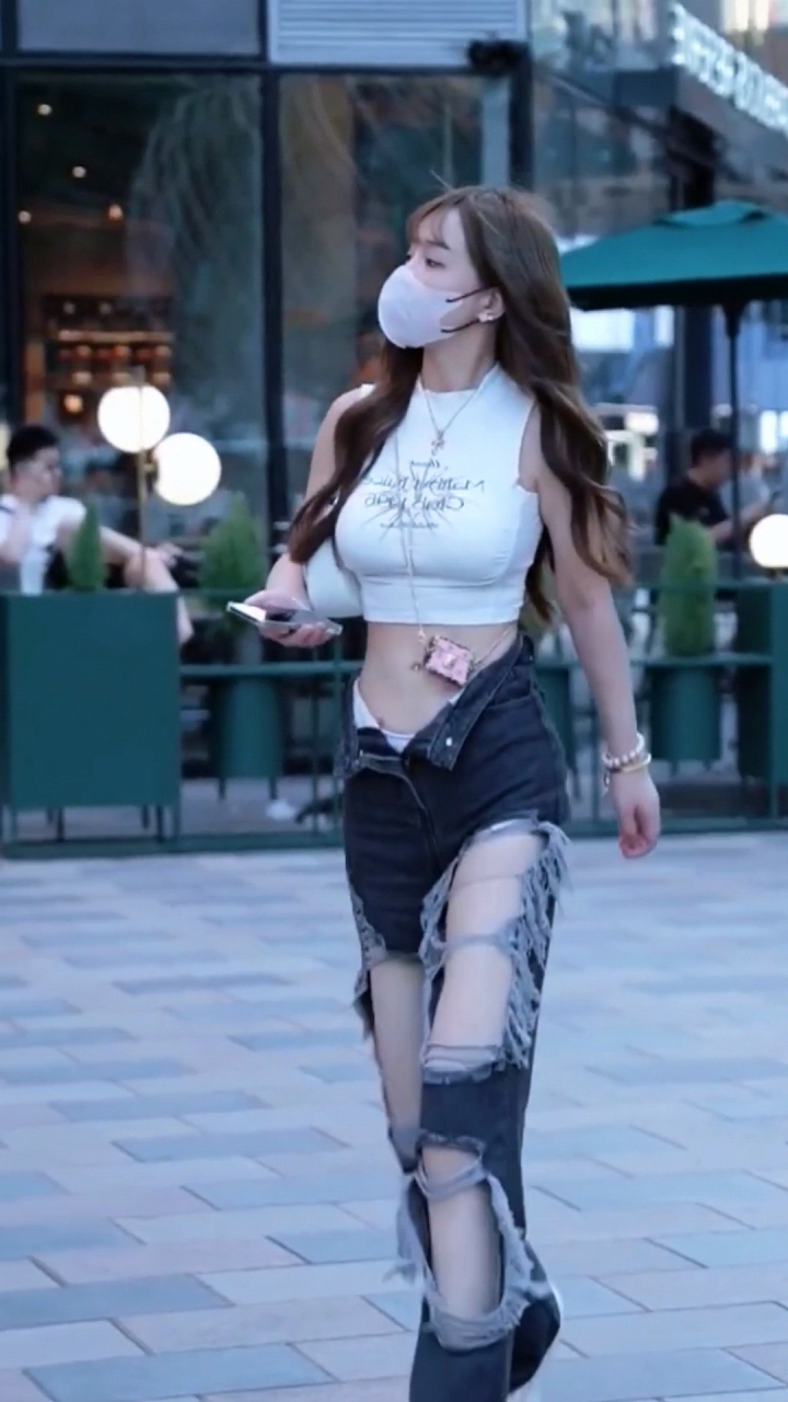 街拍美女小姐姐裤子拉链都舍不得拉