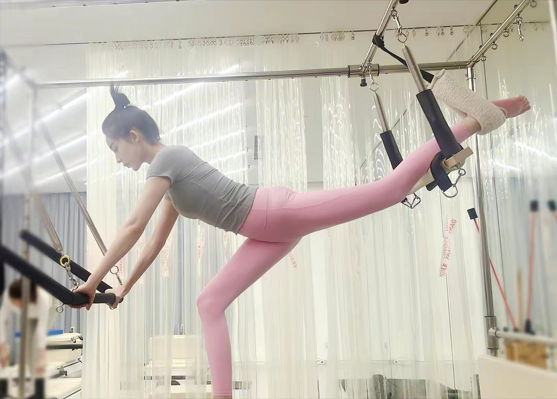 古力娜扎性感瑜伽  古力娜扎是中国内地的一位知名演员和歌手,因其在