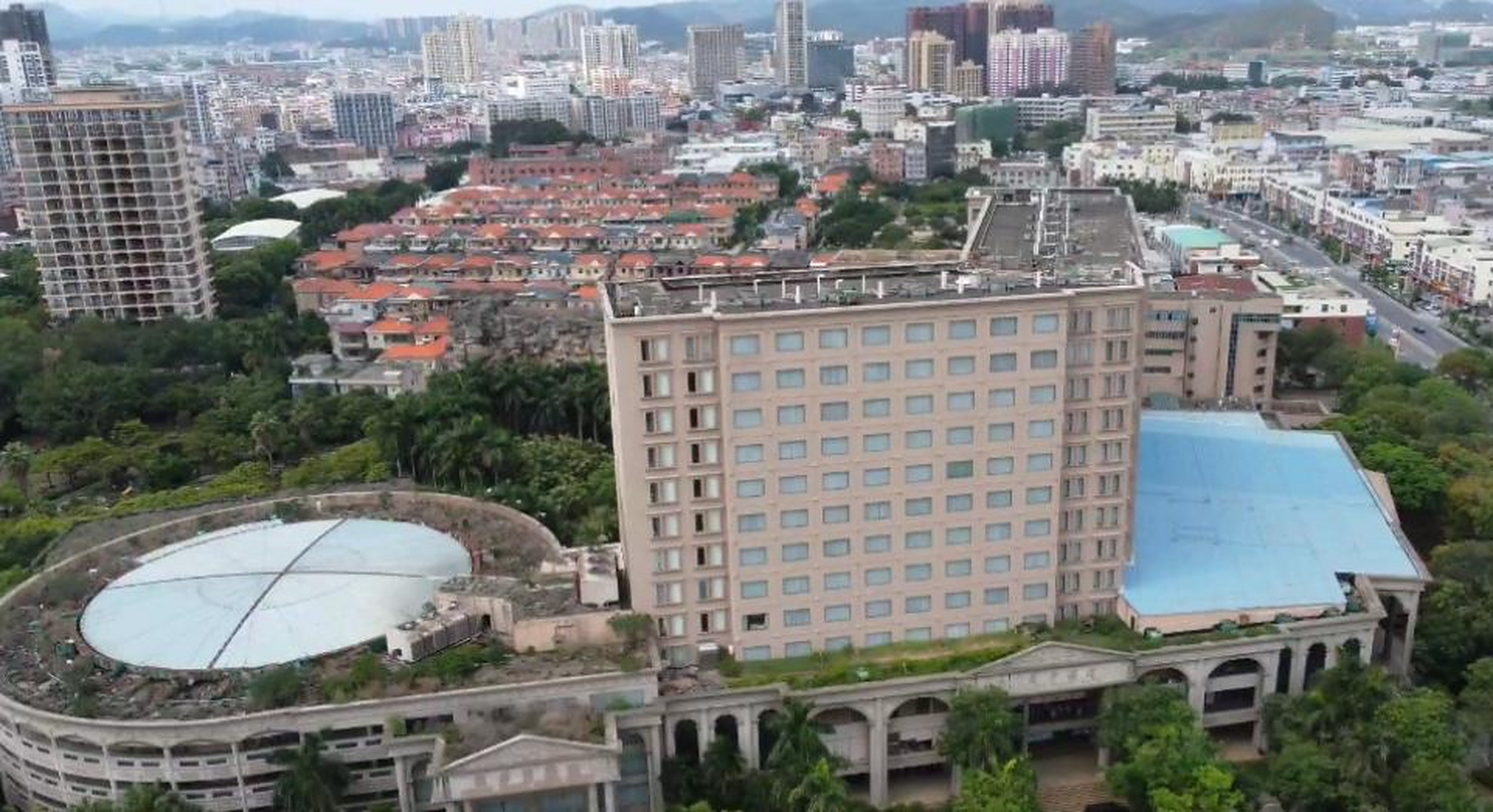 曾经显赫一时的东莞太子酒店如今杂草丛生