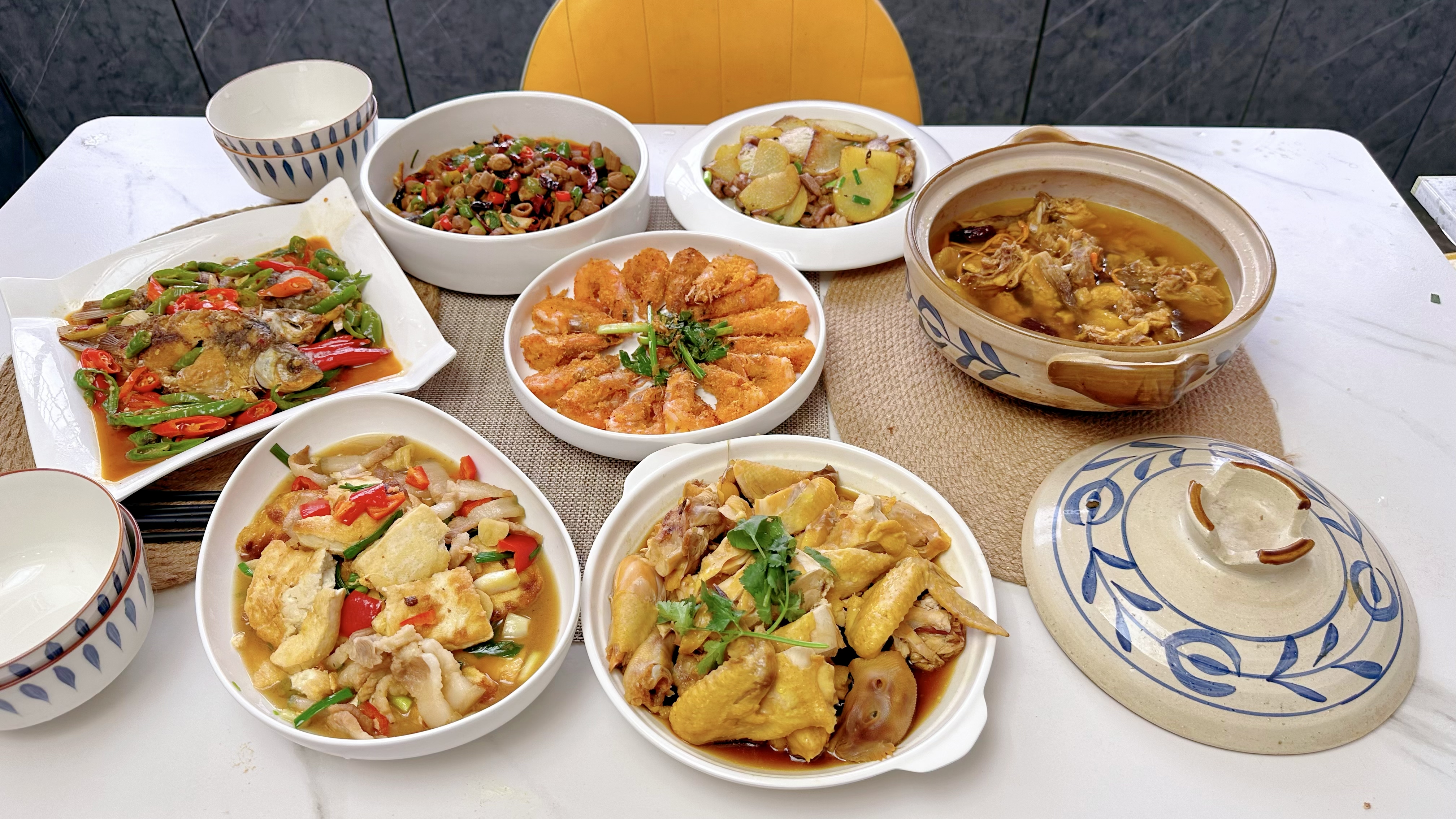 春天是孩子猛长期,从乡下买了两只土鸡,一只煲汤一只白切,真香