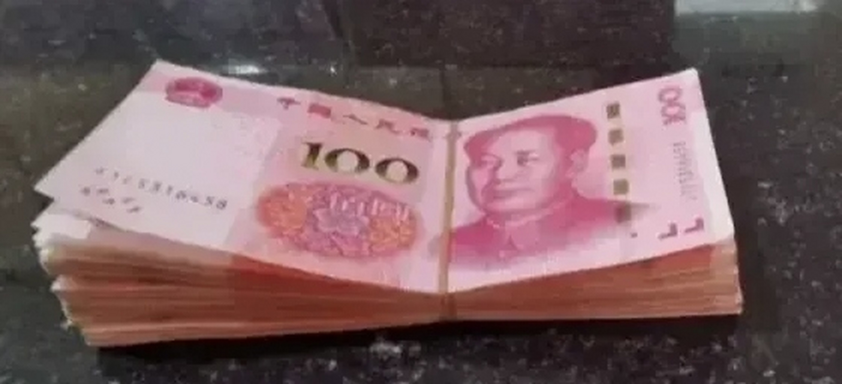 我要回娘家喝喜酒,老公立拿出10000块钱给我.老公说:"钱够了没?