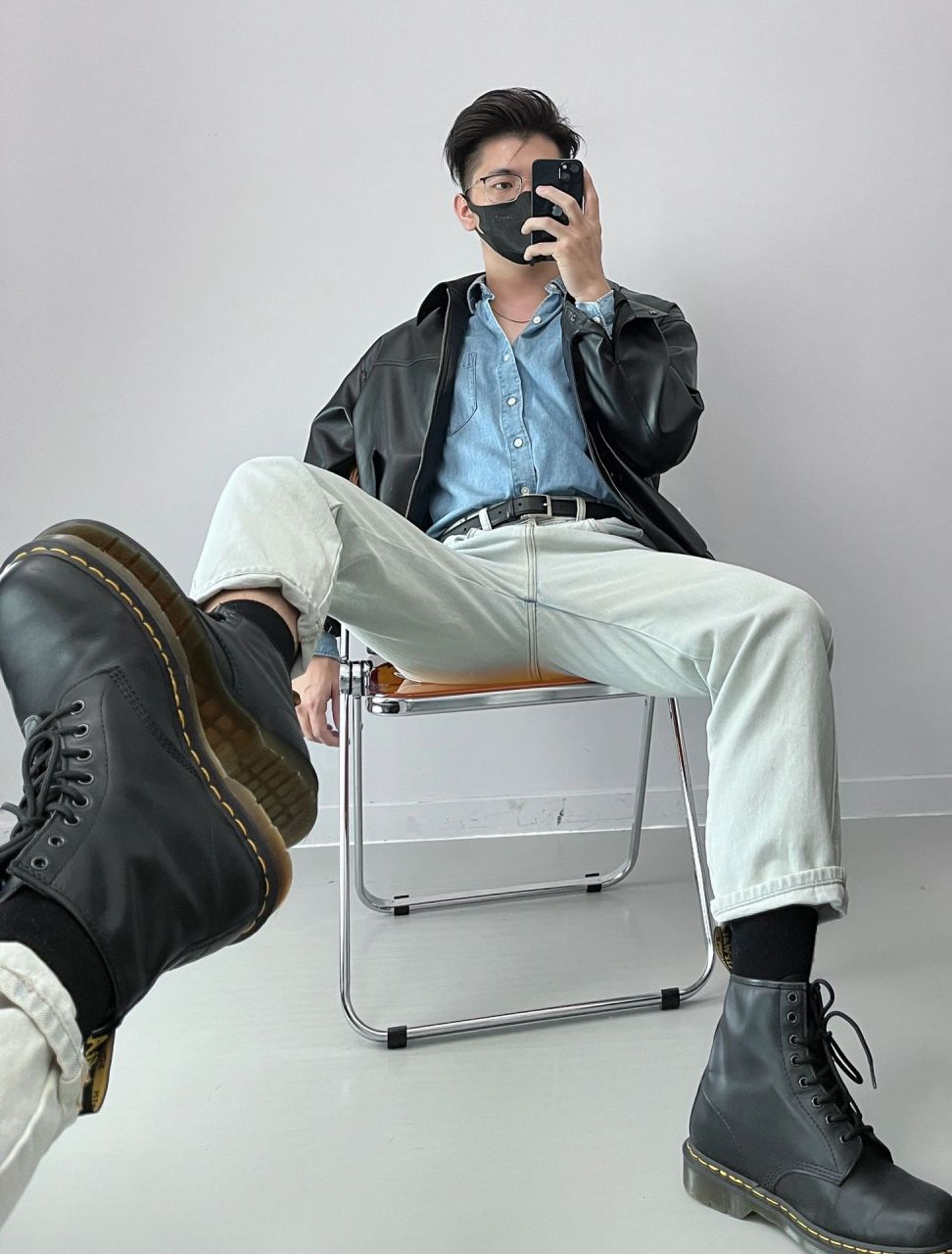 皮衣配牛仔裤马丁靴完全就是机车男生的首选穿搭呀 男生穿皮衣真的就