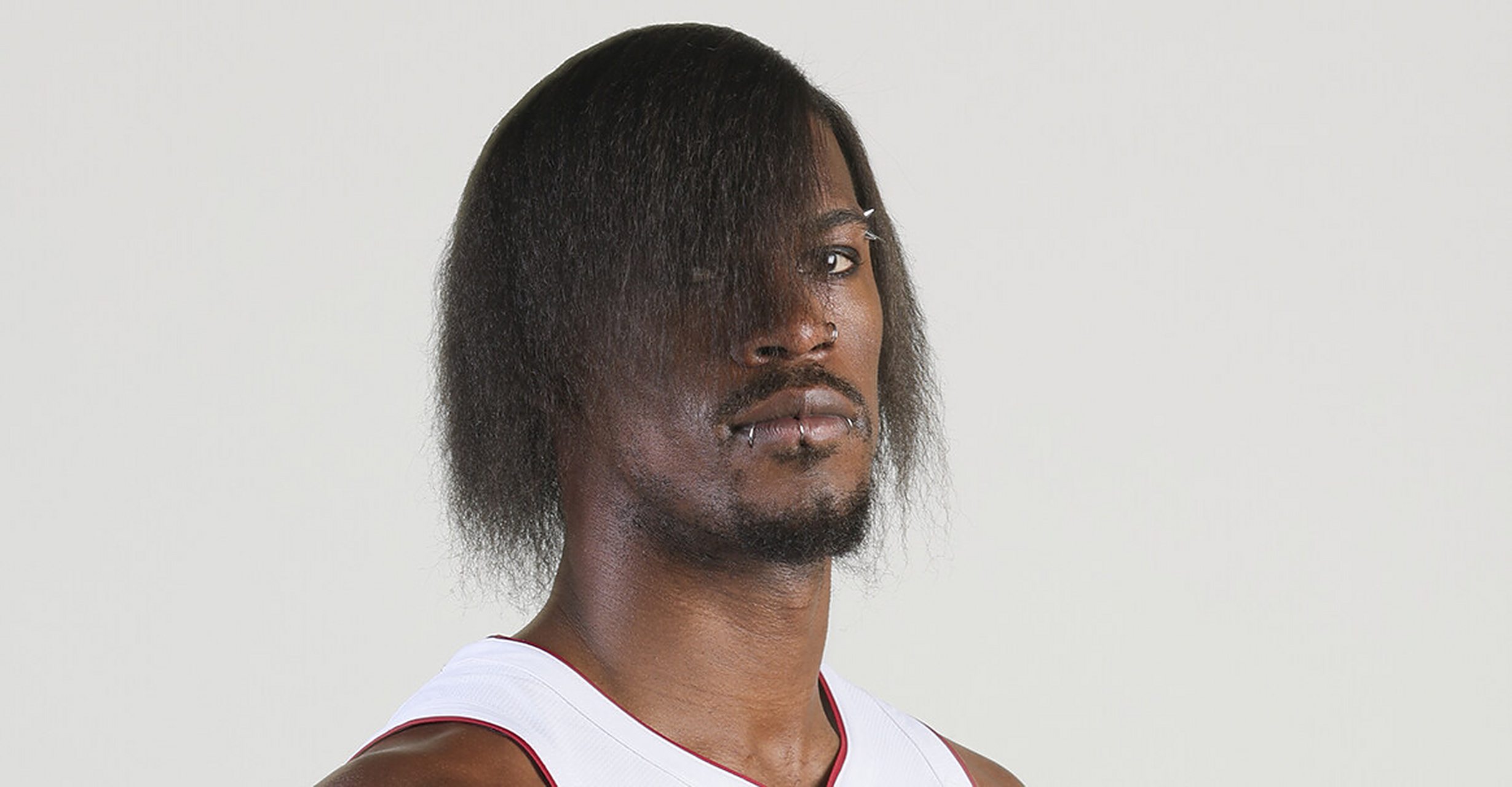 巴特勒在媒体日上向人们展示了自己的新潮发型,但有许多人对这个