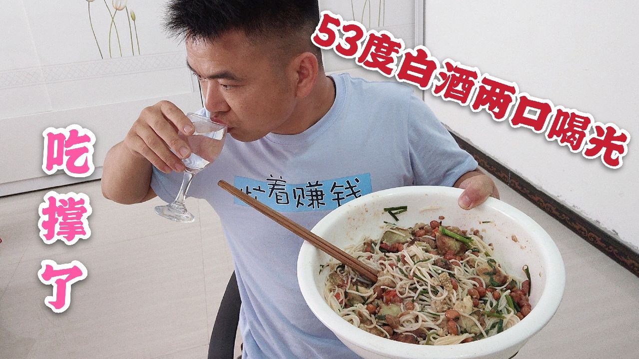 1大盆面条2个咸鸡蛋再来1头大蒜1杯白酒,一口气吃完真过瘾!